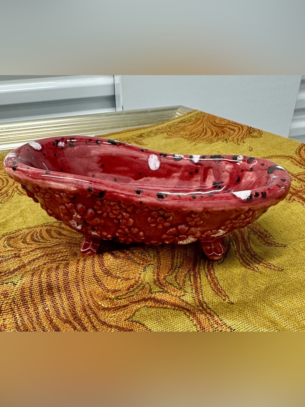 Vintage 1985 Arnel’s Daisy Clawfoot Bathtub Soap dish Deep Red Textured Decor